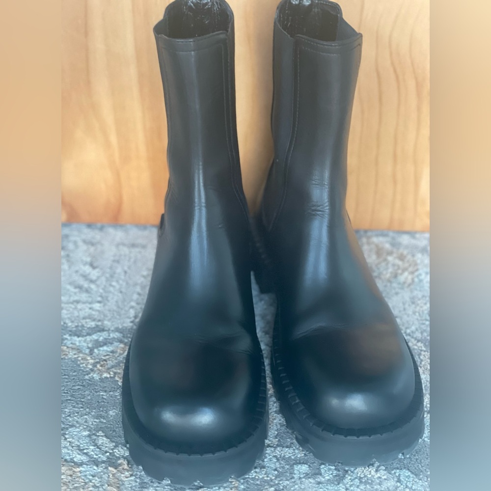 Women’s Versace Chelsea Leather Boots sz.41